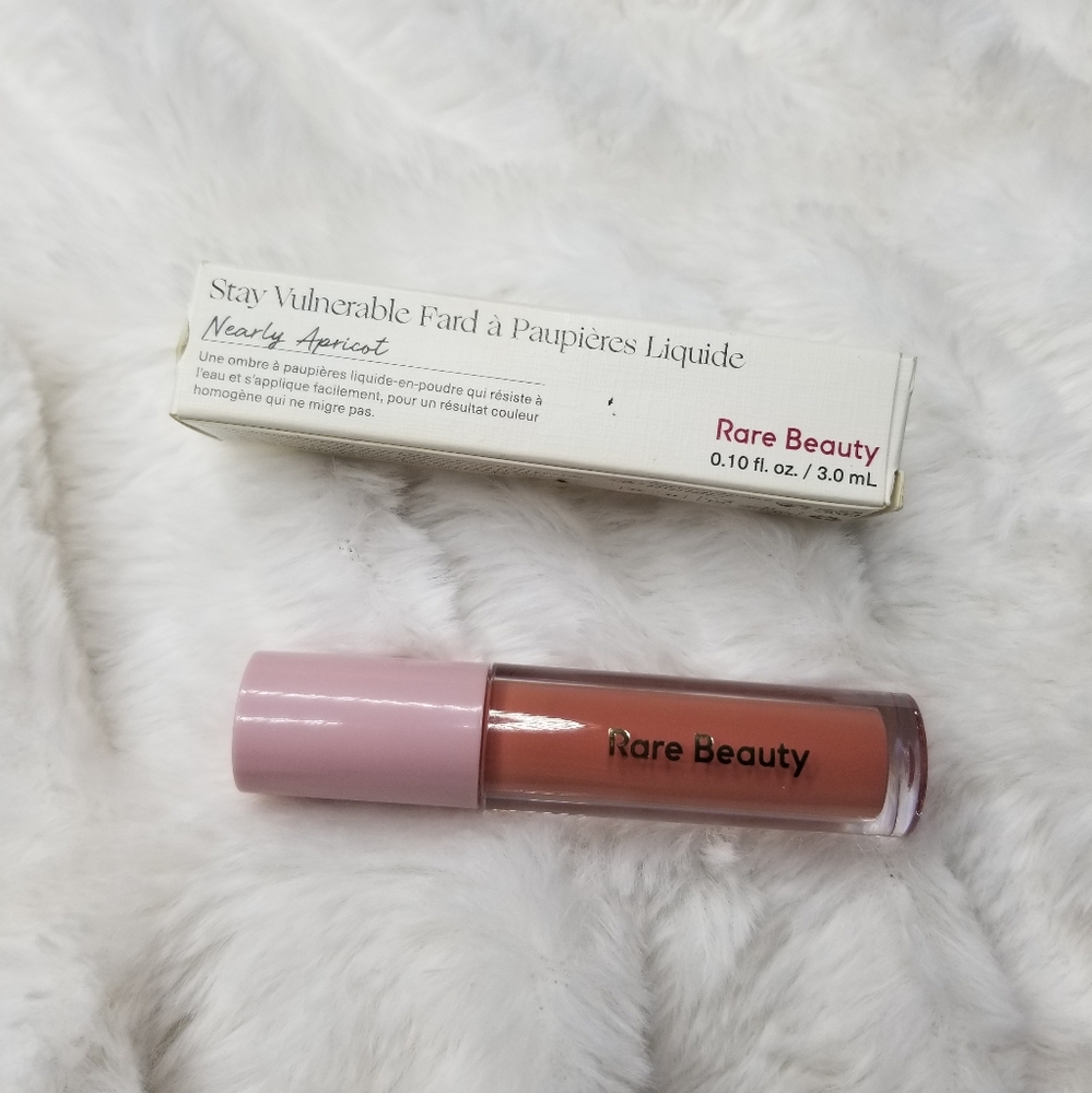 Rare Beauty Stay Vulnerable Liquid Eyeshadow Nearly Apricot - Picture 1 of 3